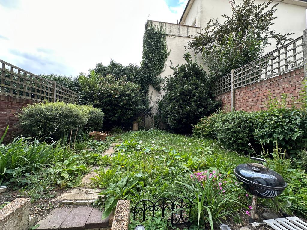 Lot: 93 - FREEHOLD BLOCK OF FLATS FOR INVESTMENT - Garden